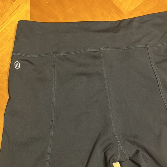 Women’s JustFab Active capri legging black medium exposed hem - Picture 6 of 8